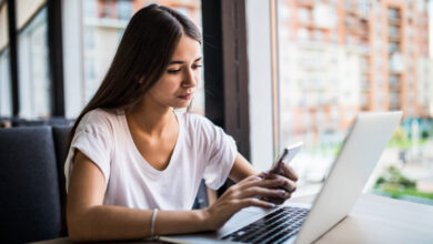 LinkedIn Sales Navigator interface with AI-powered assistance tools highlighted.