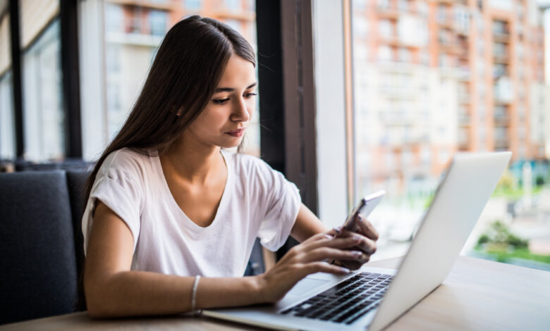 LinkedIn Sales Navigator interface with AI-powered assistance tools highlighted.