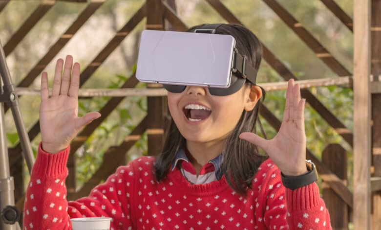 Snapchat AR shopping features with virtual try-on and catalog lenses